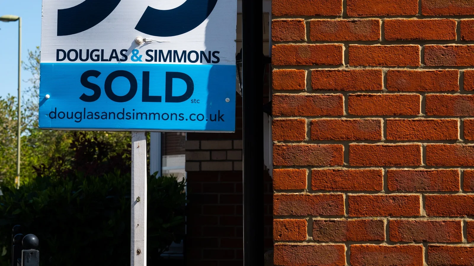 Cash Buyers vs Estate Agents: Which is Right for You?